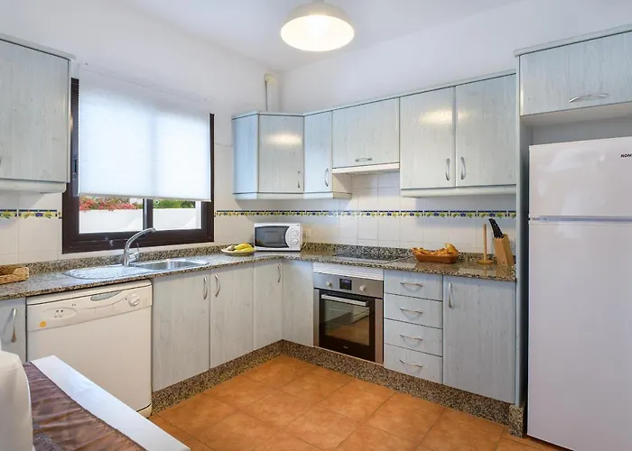 Vista Lobos Entre Volcanes Y Oceano Playa Blanca (Lanzarote)