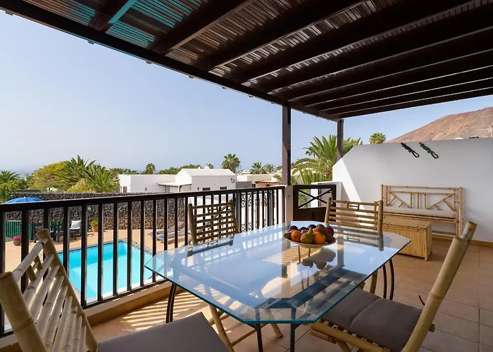 Vista Lobos Entre Volcanes Y Oceano * Playa Blanca (Lanzarote)