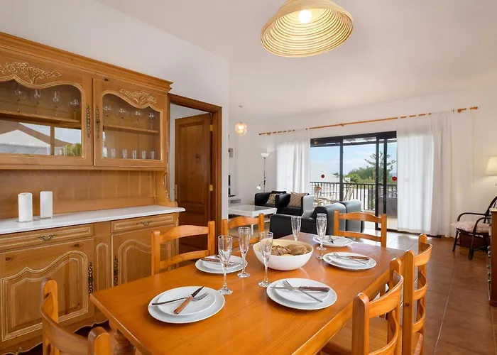 Vista Lobos Entre Volcanes Y Oceano Playa Blanca (Lanzarote)