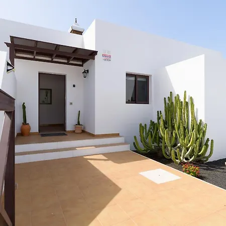 Vista Lobos Entre Volcanes Y Oceano * Playa Blanca (Lanzarote)