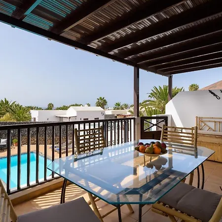 Vista Lobos Entre Volcanes Y Oceano * Playa Blanca (Lanzarote)